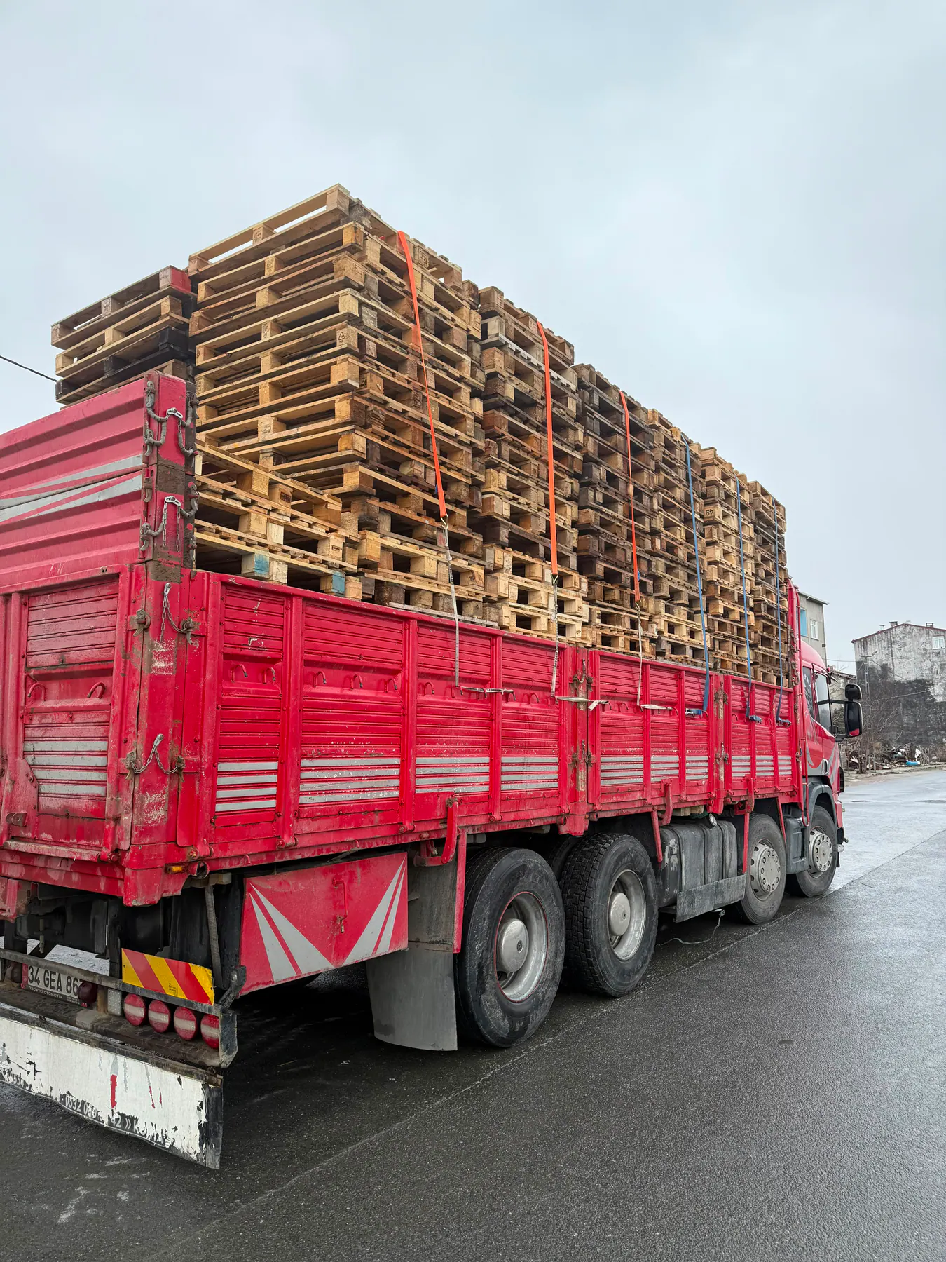 Fazla palet stoklarının araçla yerinden alınması